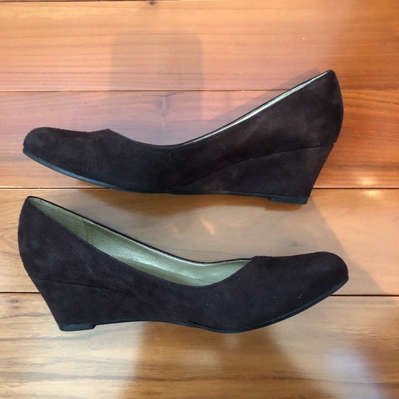 Le Chateau Brown suede wedge heels Vegan Sz 7.5 - Picture 3 of 5